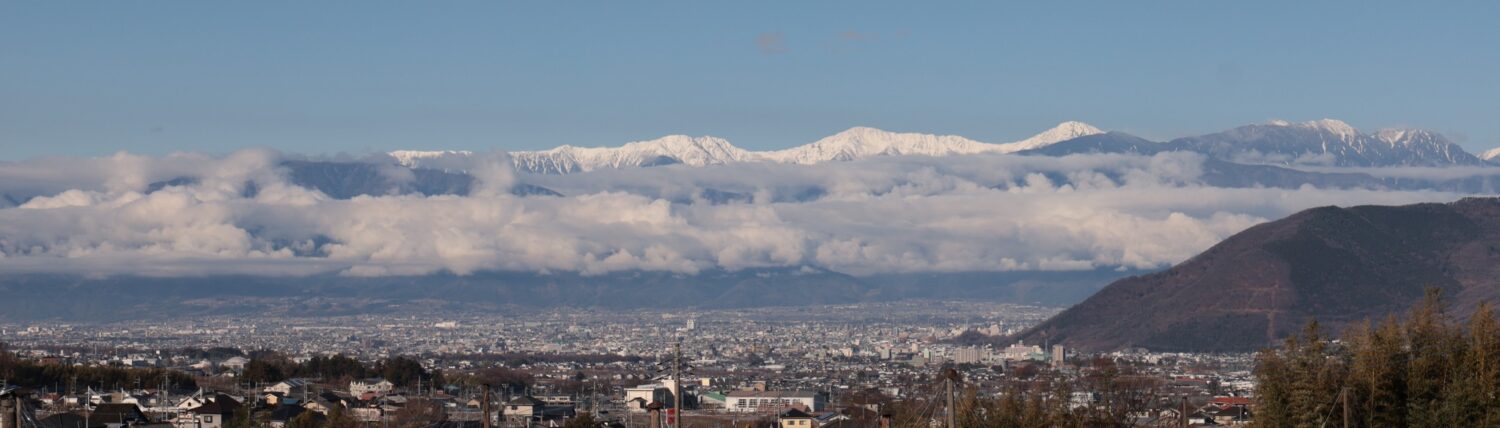 山梨県勝沼町の天のぶどう園から畑の様子をお伝えします。